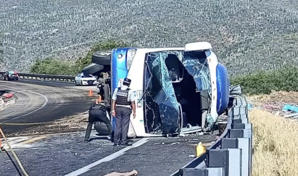 Mueren 18 migrantes en volcadura de autobús en la Carretera Oaxaca