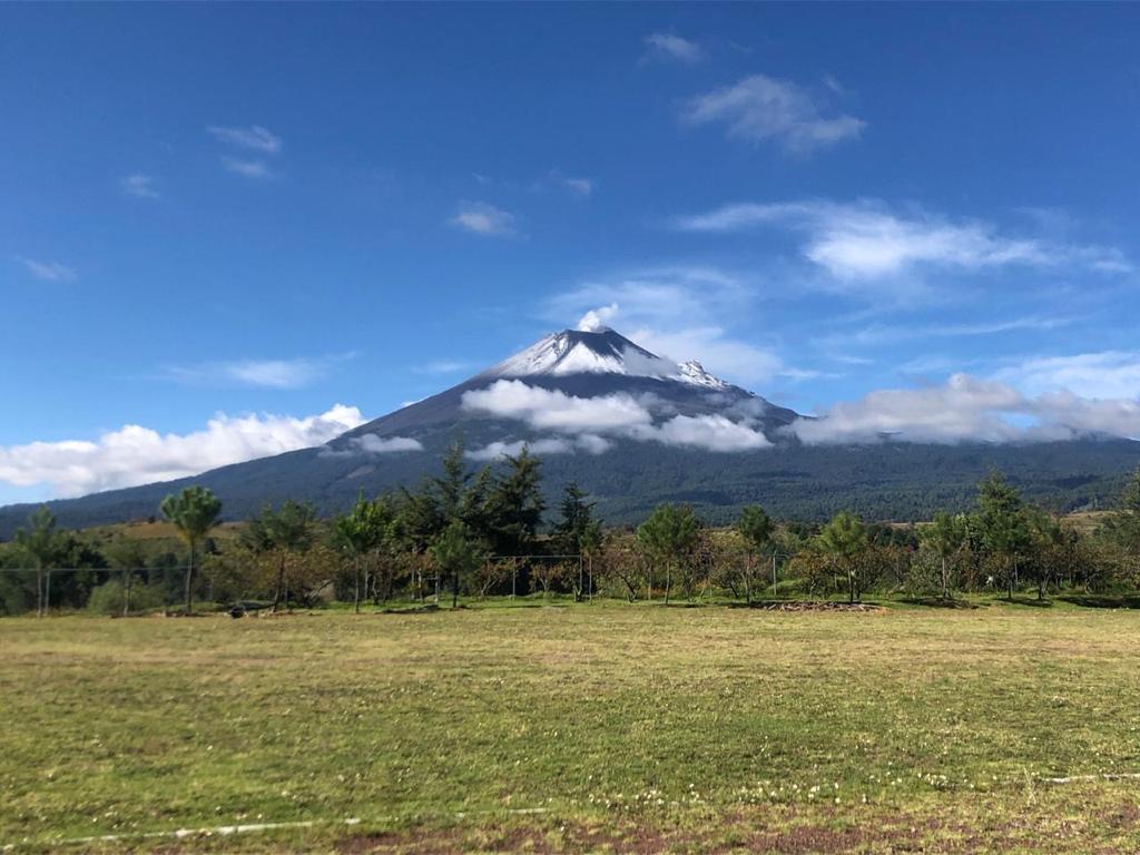 Durante las últimas horas, el volcán Popocatépetl registró 148 exhalaciones, acompañadas de gases y ligeras cantidades de ceniza, y una explosión moderada,