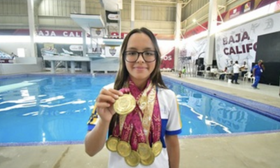 A sus 14 años, la jalisciense Kelly Camila Mejorada Hernández tuvo un cierre dorado en el torneo de clavados de los Nacionales CONADE 2022, en donde a base de pundonor y alegría selló una brillante actuación con siete medallas de oro y apuntarse en el libro de los récords de la máxima justa nacional.