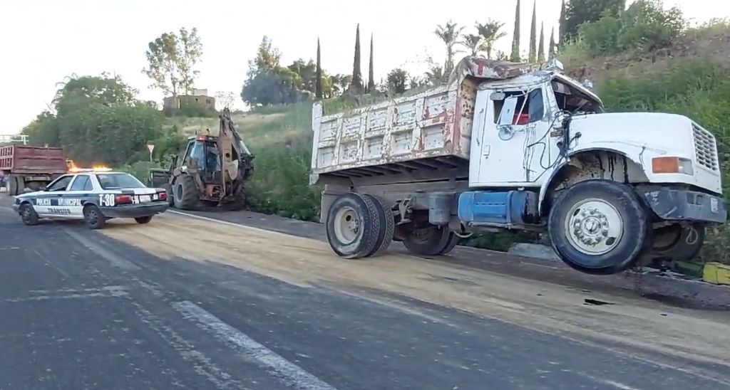 Vuelca Camión Cargado Con Arena En La Carretera Atlixco Izúcar De