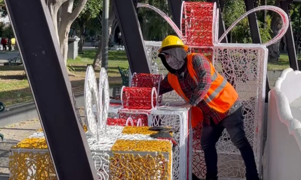 Comienza La Instalaci N De Adornos Navide Os En La Capital De Puebla