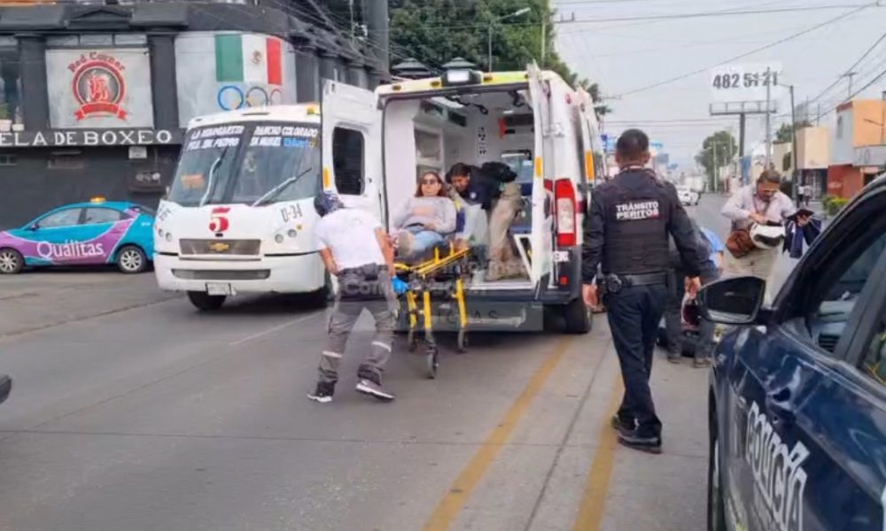 Mujer lesionada tras choque entre moto y auto en Circuito Juan Pablo II ...