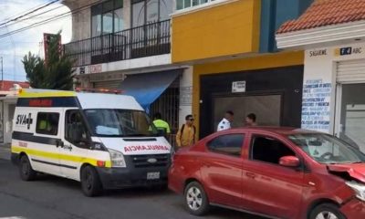 Choque entre ambulancia y auto en 2 Sur deja daños materiales