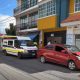 Choque entre ambulancia y auto en 2 Sur deja daños materiales