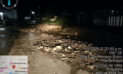 Lluvias crecen barranca El Tecomate; auto queda varado