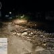 Lluvias crecen barranca El Tecomate; auto queda varado